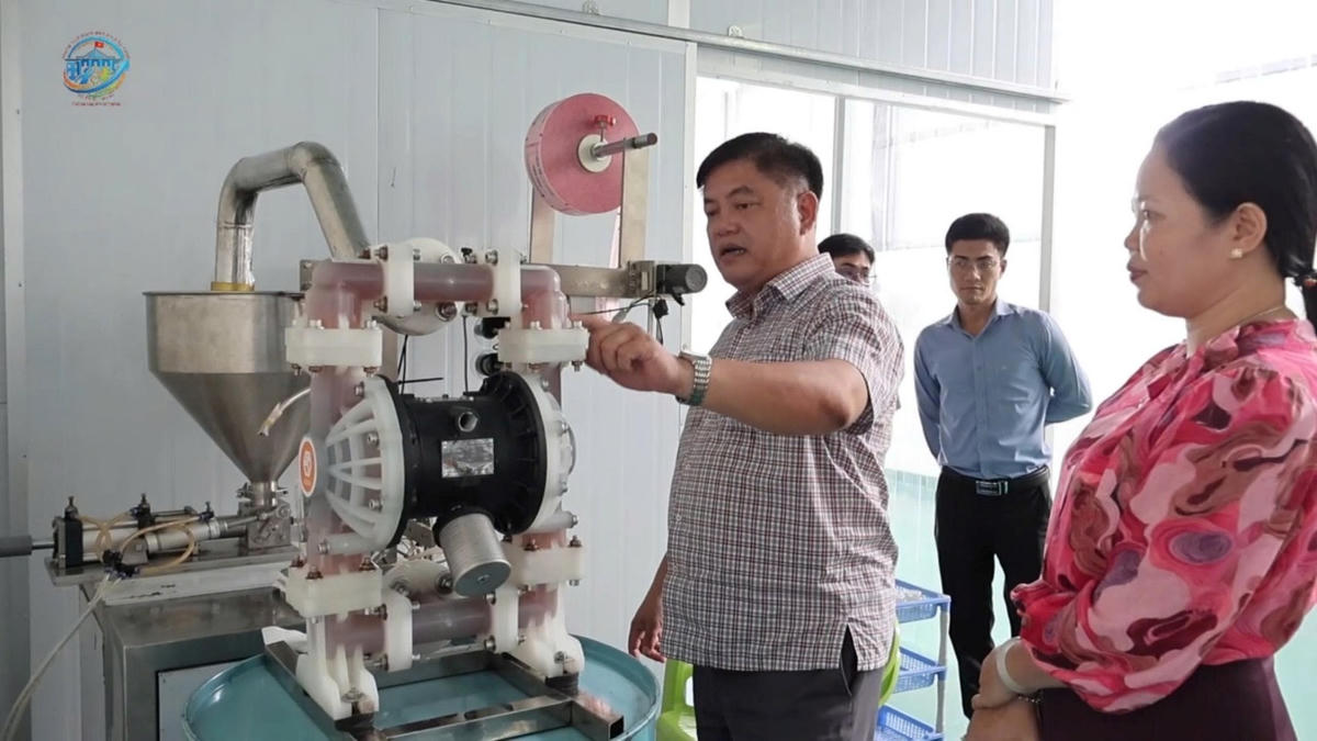 Ông Vũ Ngọc Đăng, Chi cục trưởng Chi cục Phát triển nông thôn TP Hồ Chí Minh đang kháo sát các cơ sở vật chất tại HTX Thảo Trinh.