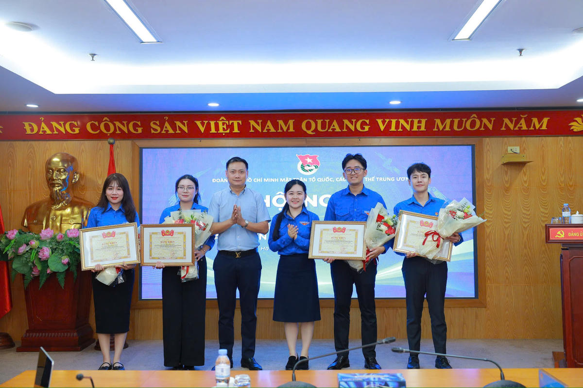 Ban Tổ chức trao bằng khen cho các cá nhân có thành tích xuất sắc trong Chiến dịch Thanh niên tình nguyện hè năm 2026.
