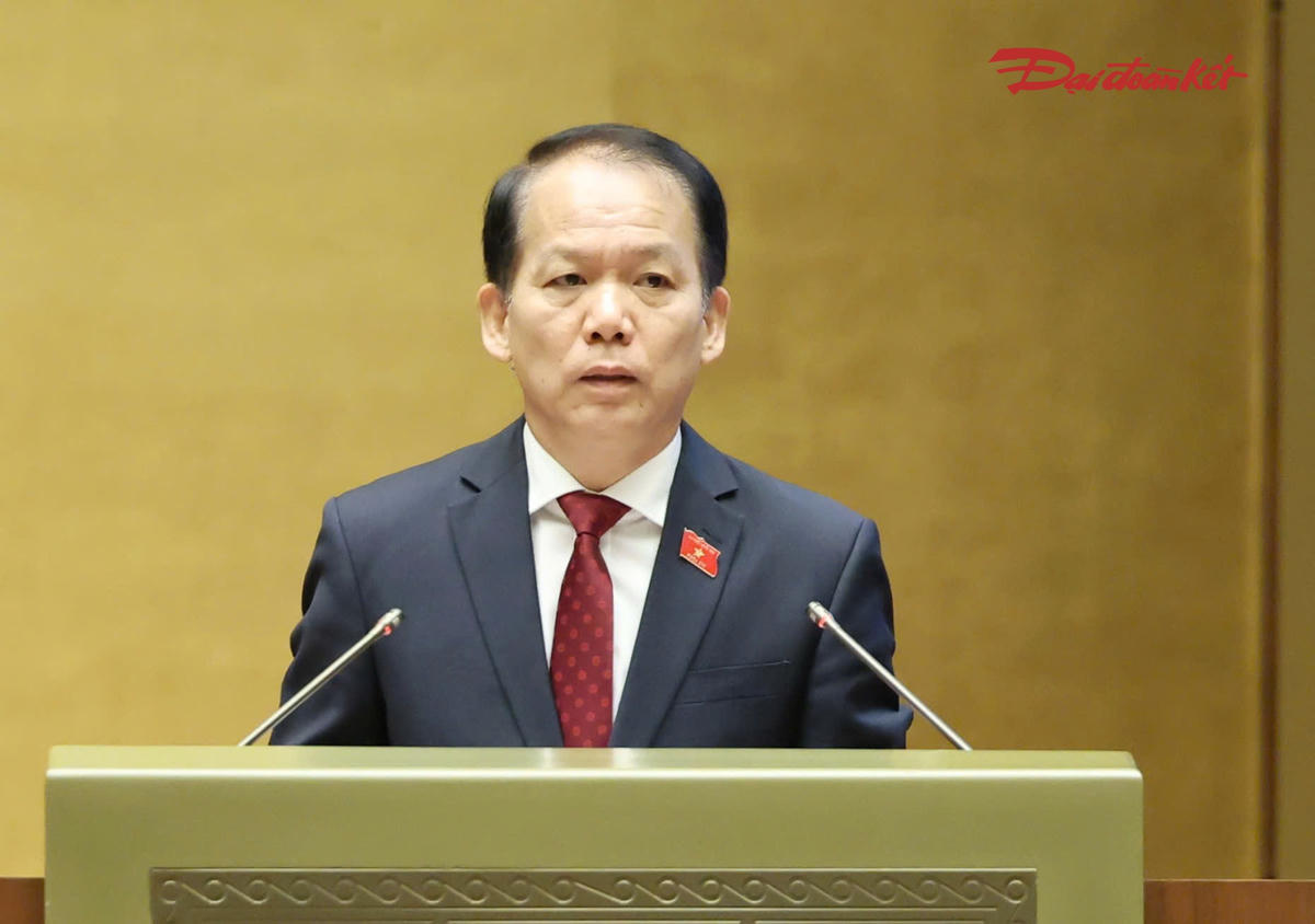 Bộ trưởng Bộ Tư pháp thừa ủy quyền của Thủ tướng Chính phủ trình bày Tờ trình. Ảnh: Quang Vinh
