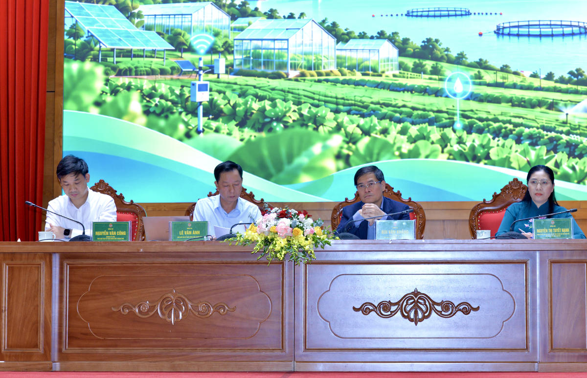 Chủ tịch UBND TP Quảng Ninh Bùi Văn Khắng chủ trì hội nghị. Ảnh: Ngọc Anh.