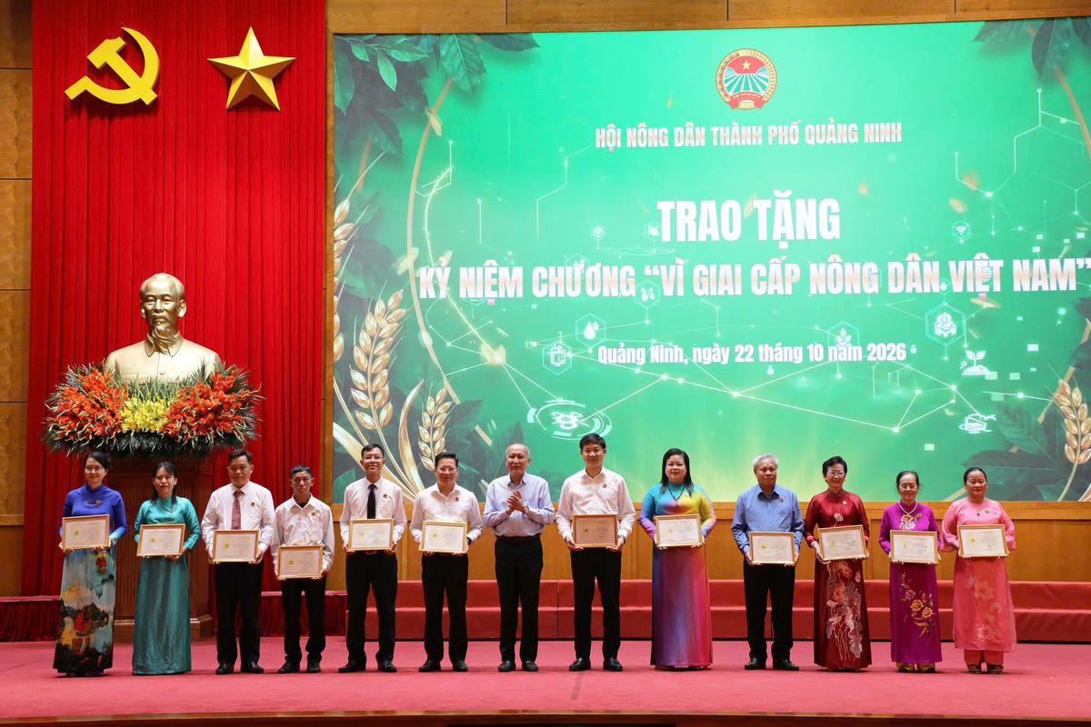 Ông Phan Như Nguyện, Phó Chủ tịch Thường trực Trung ương Hội Nông dân Việt Nam trao Kỷ niệm chương "Vì giai cấp nông dân Việt Nam" cho các cá nhân. Ảnh: Ngọc Anh