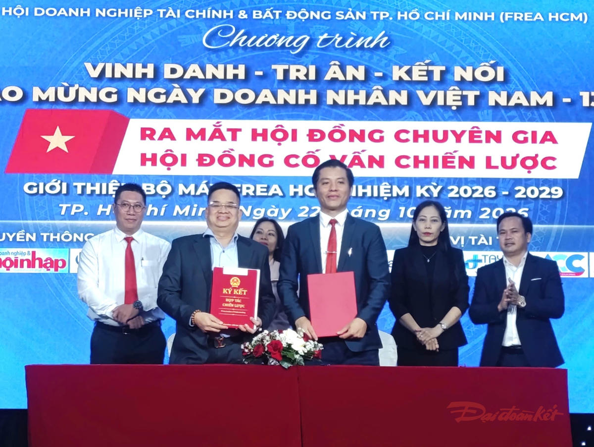 Hội Doanh nghiệp Tài chính và Bất động sản TPHCM và Hiệp hội Bất động sản TP Đồng Nai ký biên bản hợp tác tại chương trình. Ảnh: Bùi Tuyết.