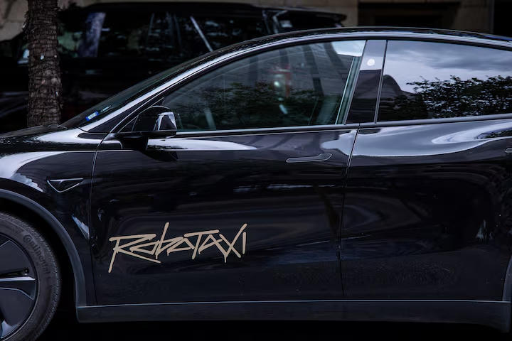 Một chiếc Robotaxi của Tesla đỗ bên ngoài một khách sạn tại Austin, Texas, Hoa Kỳ. Nguồn: Reuters.