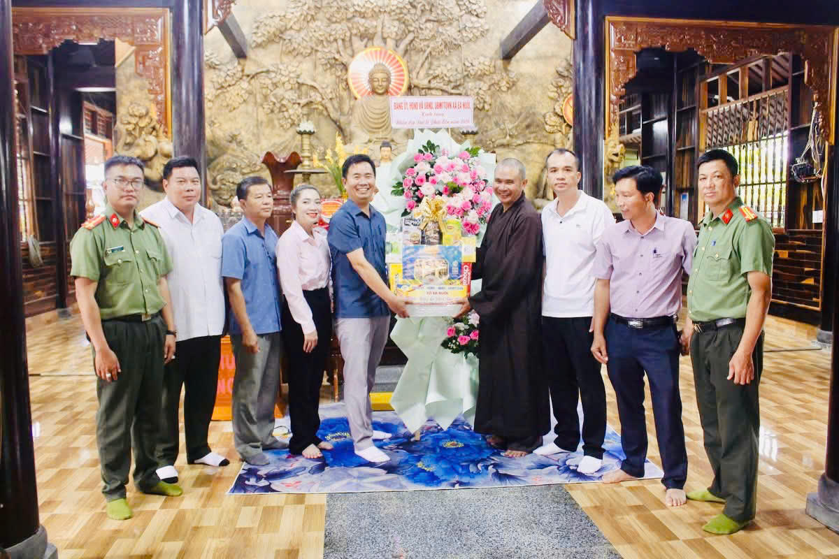 Lãnh đạo xã Ea Nuôl thăm cơ sở tôn giáo trên