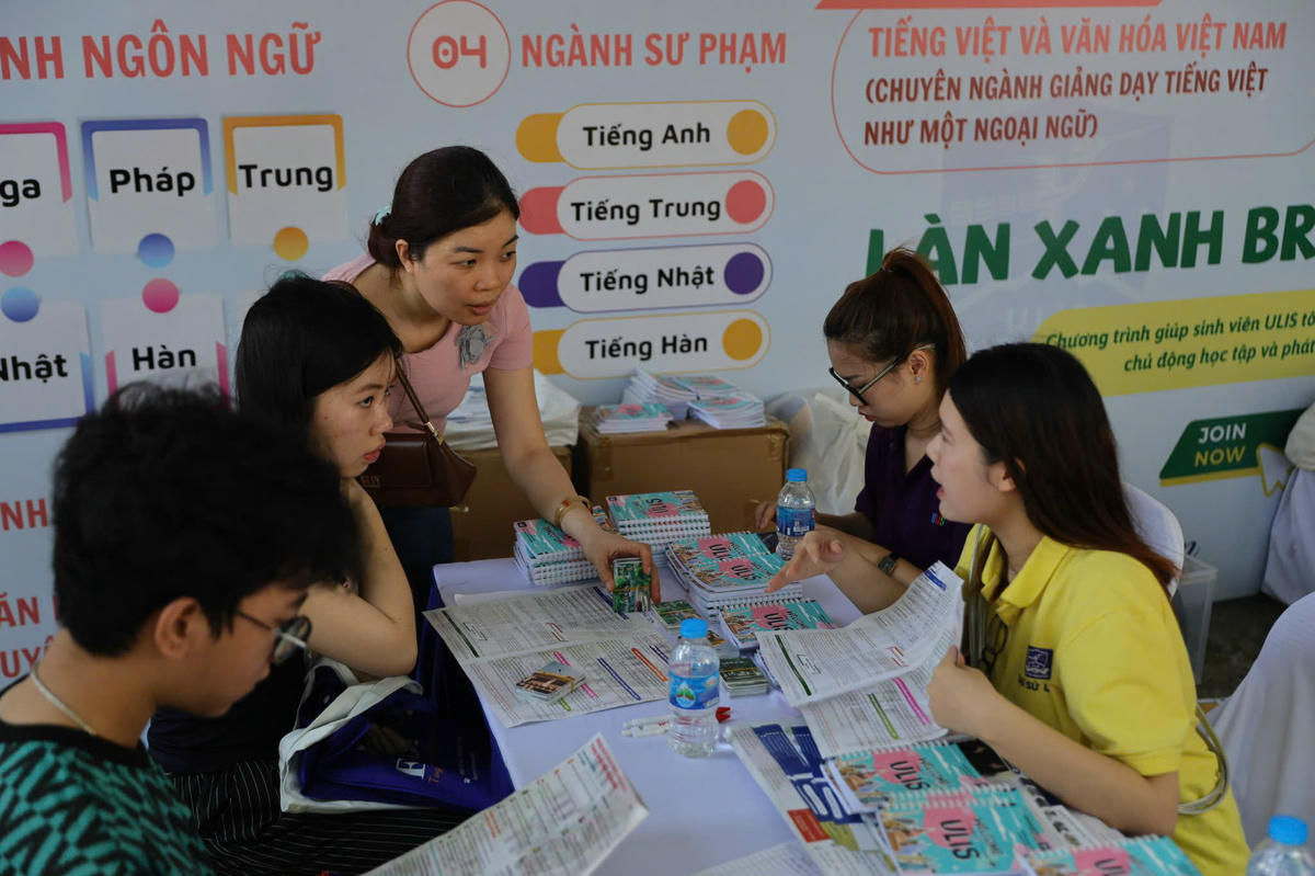 Phụ huynh và học sinh tìm hiểu thông tin tuyển sinh của trường đại học.