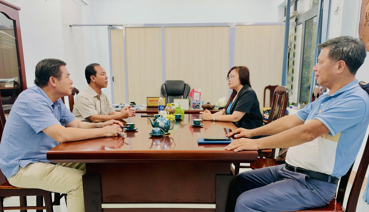 Phóng viên Báo Đại đoàn kết trao đổi với  Chủ tịch UBND xã Buôn Đôn và Hiệu trưởng  Trường Phổ thông nội trú Tiểu học và THCS Buôn Đôn. Ảnh: Lê Nhuận.