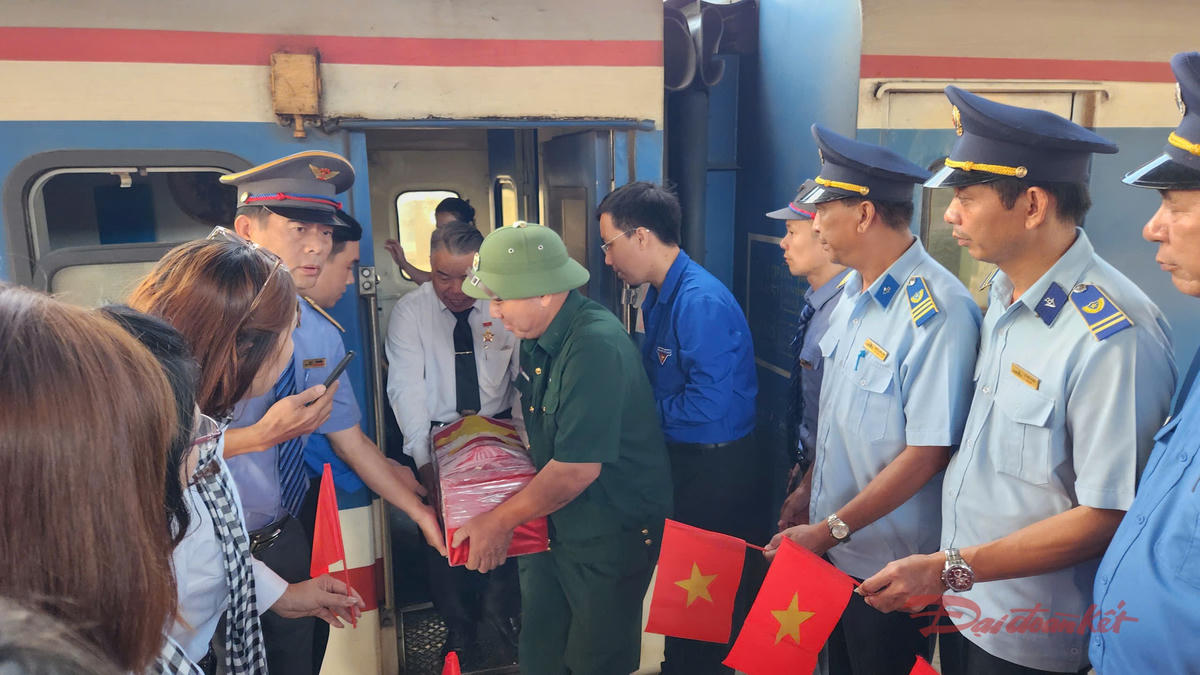 Hài cốt liệt sĩ Lê Thế Khánh được tiếp nhận tại ga Sài Gòn để về an táng tại Nghĩa trang liệt sĩ TPHCM. Ảnh: TL