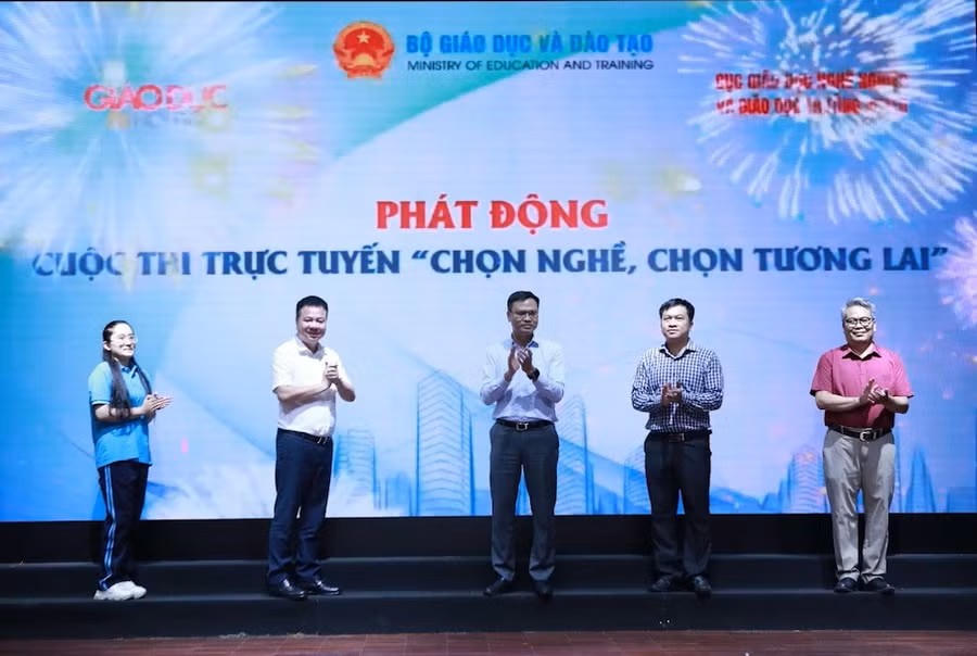Các đại biểu phát động Cuộc thi trực tuyến “Chọn nghề, chọn tương lai” năm 2026. Ảnh: BTC.