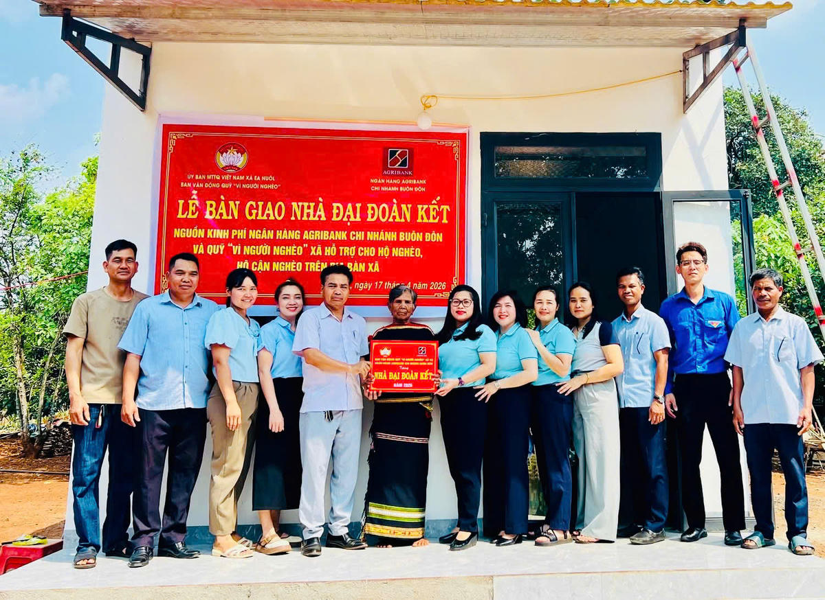 Mặt trận xã Ea Nuôl bàn giao nhà Đại đoàn kết cho hộ nghèo.