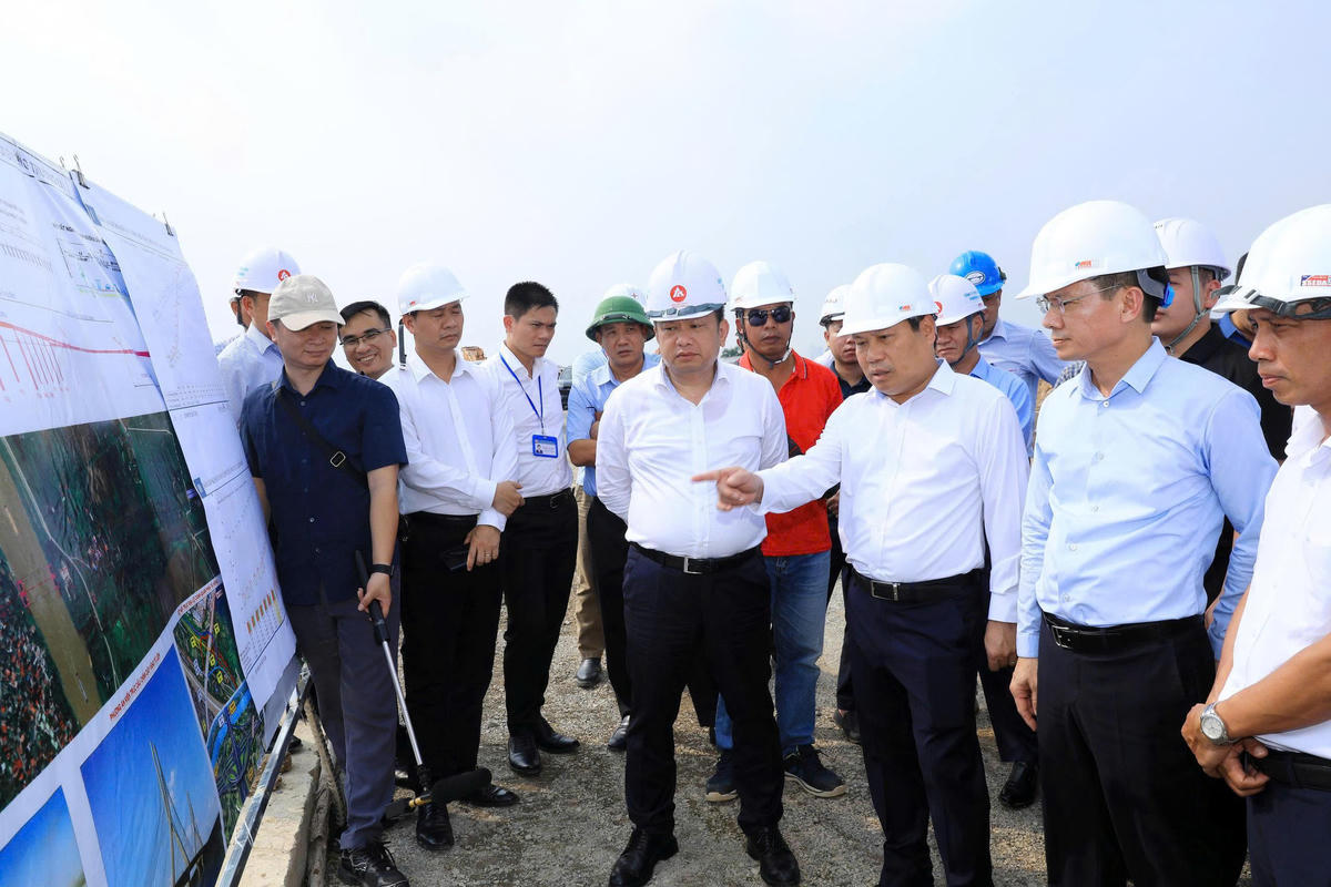 Chủ tịch UBND TP Hà Nội Vũ Đại Thắng đôn đốc tiến độ thực hiện Dự án đầu tư xây dựng cầu Tứ Liên và đường hai đầu cầu. Ảnh: Đạt Lê.