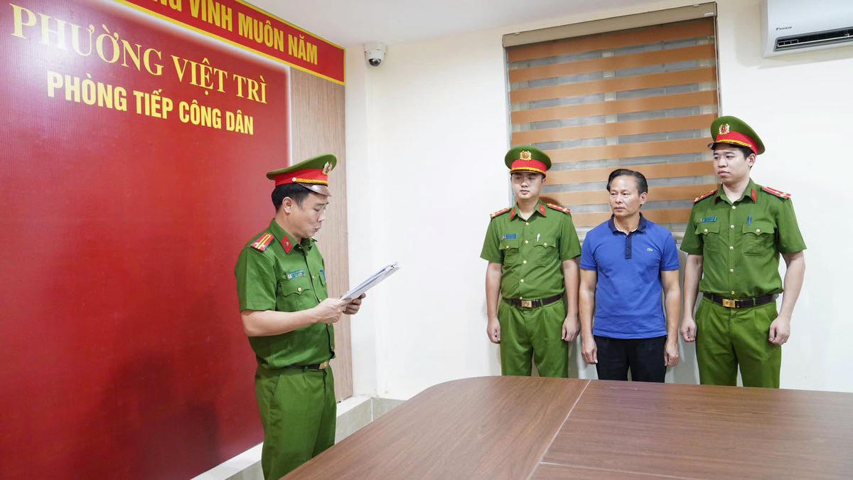 Cơ quan CSĐT thi hành Lệnh khởi tố bị can đối với ông Đinh Thanh Tùng- Chủ tịch UBND xã Hợp Kim. Ảnh: Công an tỉnh Phú Thọ.