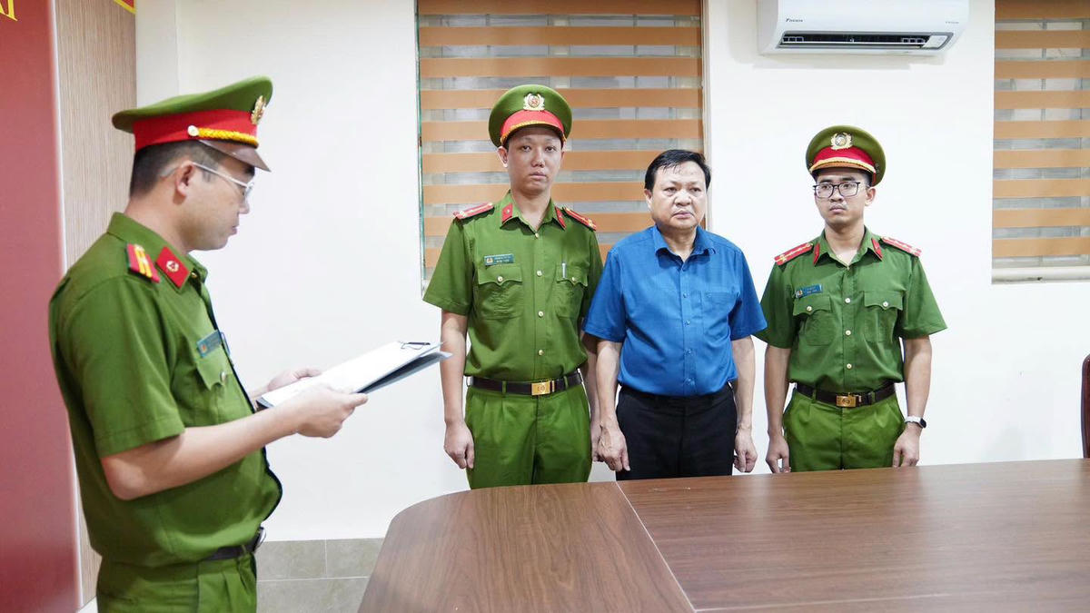 Cơ quan CSĐT thi hành Lệnh khởi tố bị can đối với ông Hoàng Văn Lộc - Bí thư Đảng ủy, Chủ tịch HĐND xã Hợp Kim. Ảnh: Công an tỉnh Phú Thọ.