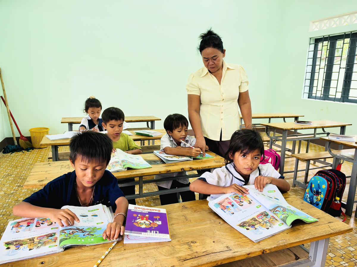 Cô giáo H’Bua Hwing, đang dạy học cho các em học sinh lớp 1tại điểm trường cũ ở buôn Đrang Phốk. Ảnh: Thanh Nga.