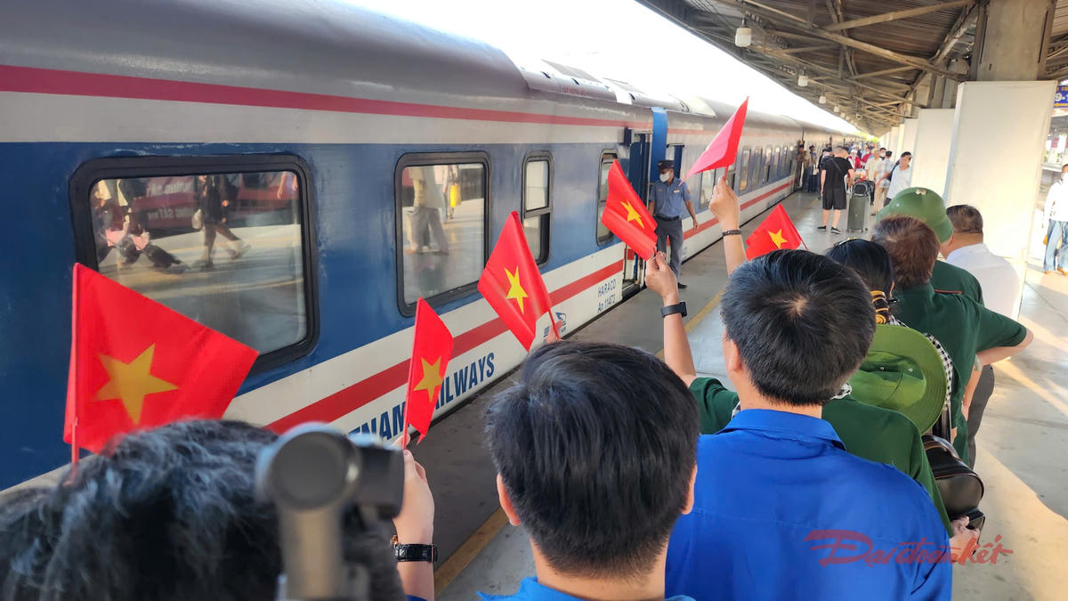 Đông đảo cựu chiến binh, đoàn viên thanh niên đón hài cốt liệt sĩ tại ga Sài Gòn. Ảnh: TL