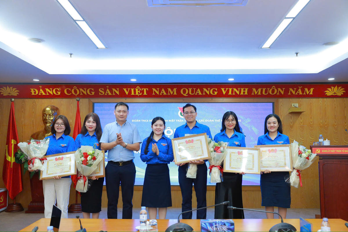 Ban Tổ chức trao bằng khen cho các tập thể có thành tích xuất sắc trong Chiến dịch Thanh niên tình nguyện hè năm 2026.