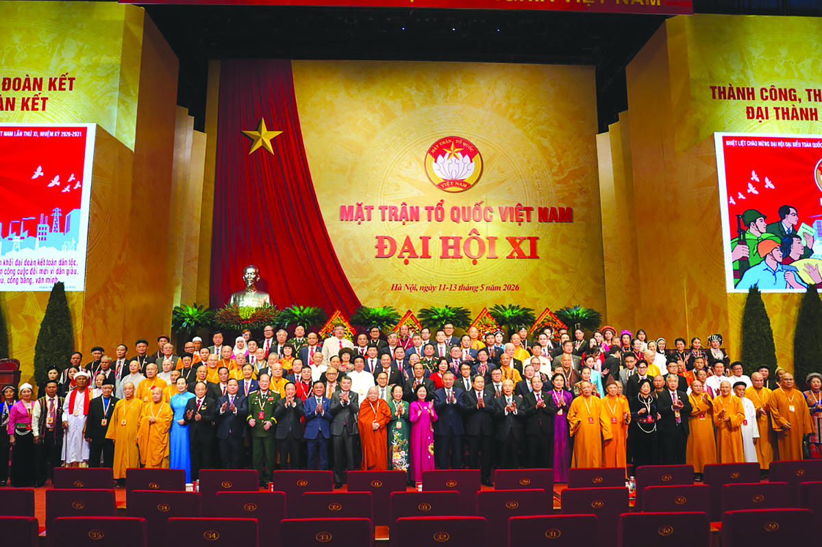 Tổng Bí thư, Chủ tịch nước Tô Lâm chụp ảnh lưu niệm cùng đại biểu thuộc các tôn giáo tại Đại hội XI MTTQ Việt Nam.