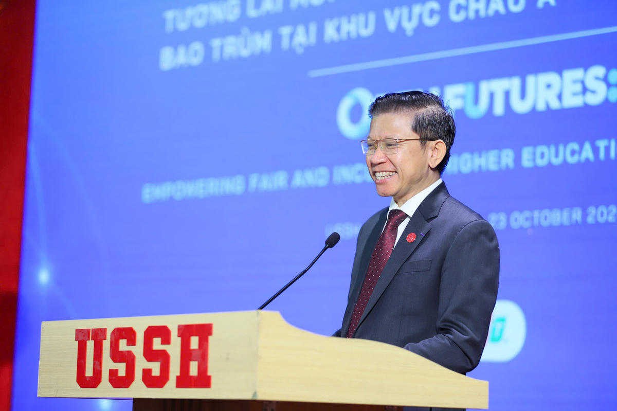 GS.TS Hoàng Anh Tuấn, Hiệu trưởng Trường Đại học Khoa học, Xã hội và Nhân văn (Đại học Quốc gia Hà Nội) phát biểu tại hội thảo.