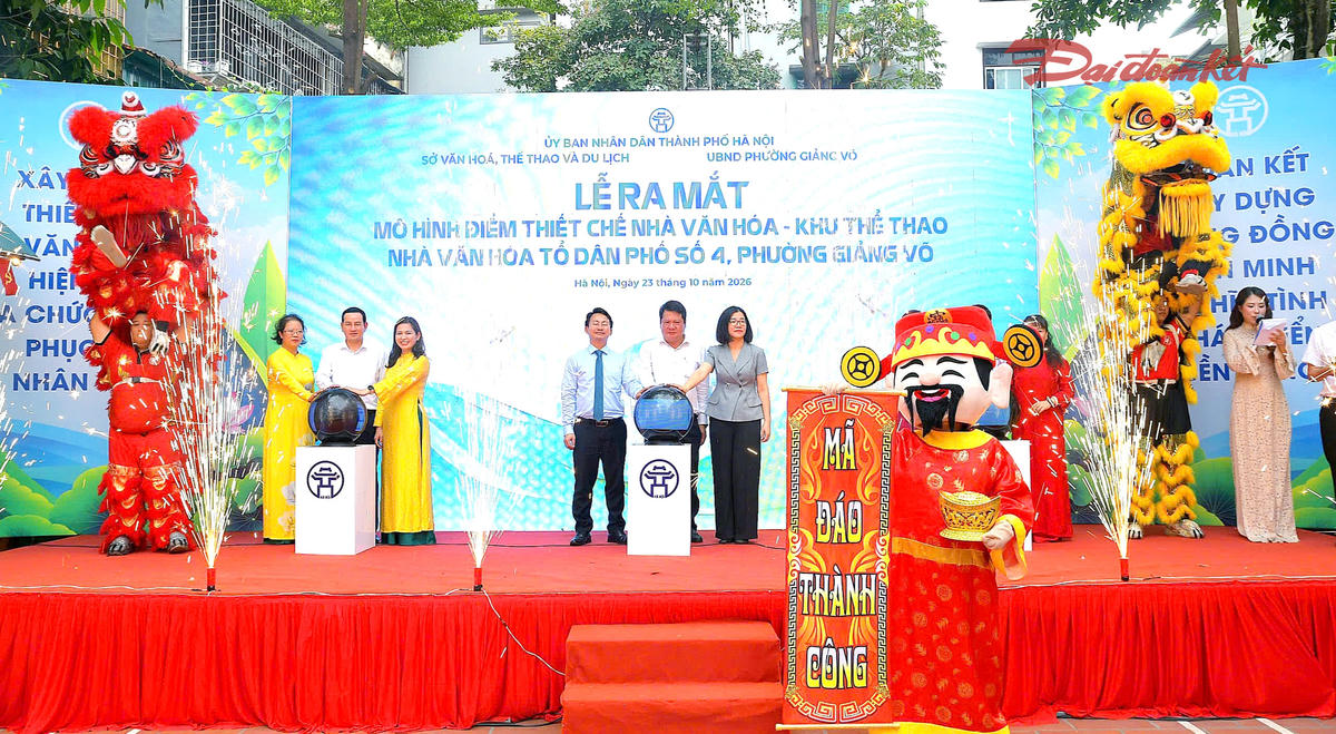 Các đại biểu thực hiện nghi thức ra mắt mô hình hoạt động tại thiết chế văn hóa tổ dân phố số 4, phường Giảng Võ.