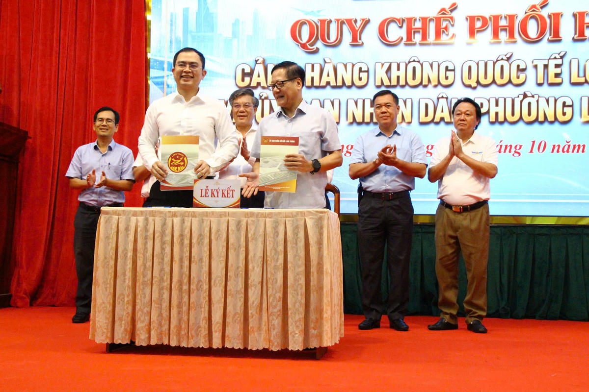 Nghi thức ký kết giữa hai bên tại buổi lễ. Ảnh: A.T