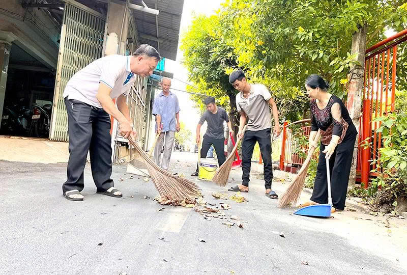 Người dân phường Thủ Đức vệ sinh môi trường tuyến đường trong khu dân cư. Ảnh: QQ.
