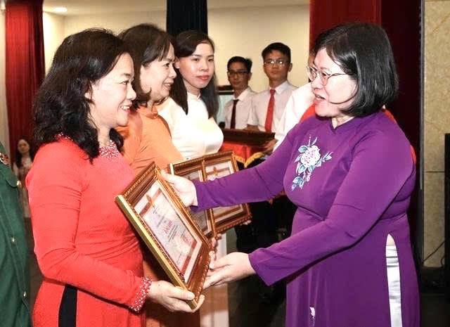 Phó Bí thư Thành ủy TPHCM Văn Thị Bạch Tuyết tuyên dương cá nhân "Dân vận khéo" năm 2025. Ảnh: QT.