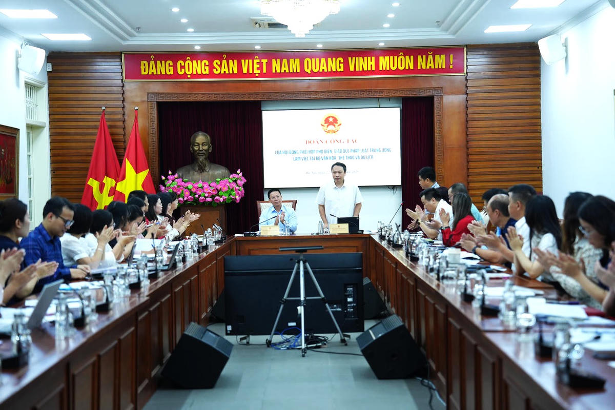 Toàn cảnh buổi làm việc.