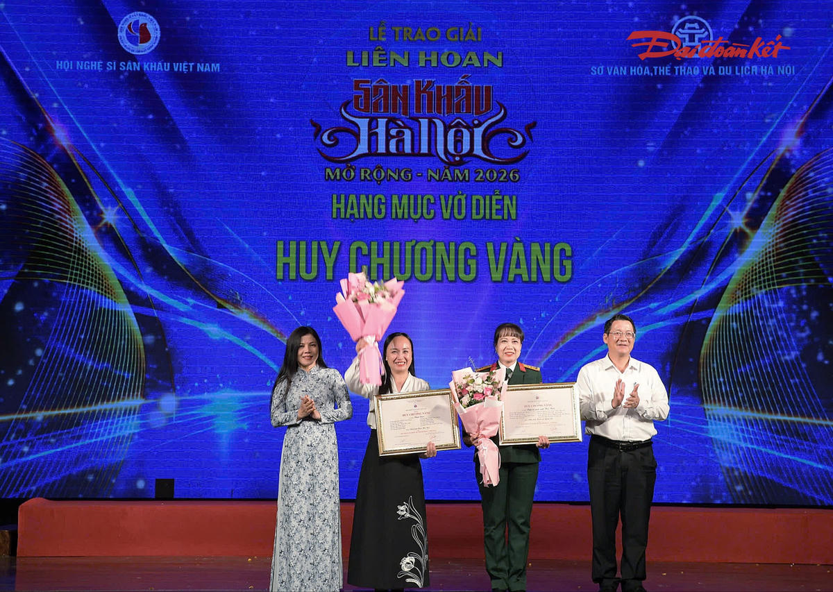 Ban tổ chức trao 2 Huy chương Vàng cho 2 tác phẩm “Đạo học” của Nhà hát Chèo Hà Nội và “Người con gái Hà Nội” của Nhà hát Kịch nói Quân đội. 