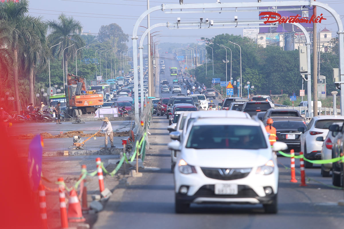 Đại diện Ban Duy tu các công trình hạ tầng giao thông Hà Nội cho biết, đơn vị sẽ tiếp tục theo dõi tình hình giao thông thực tế, phối hợp với các lực lượng chức năng để điều chỉnh phương án tổ chức giao thông phù hợp. Đồng thời, chủ đầu tư sẽ đôn đốc nhà thầu đẩy nhanh tiến độ, sớm hoàn thành công trình, giảm thời gian ảnh hưởng đến người dân.