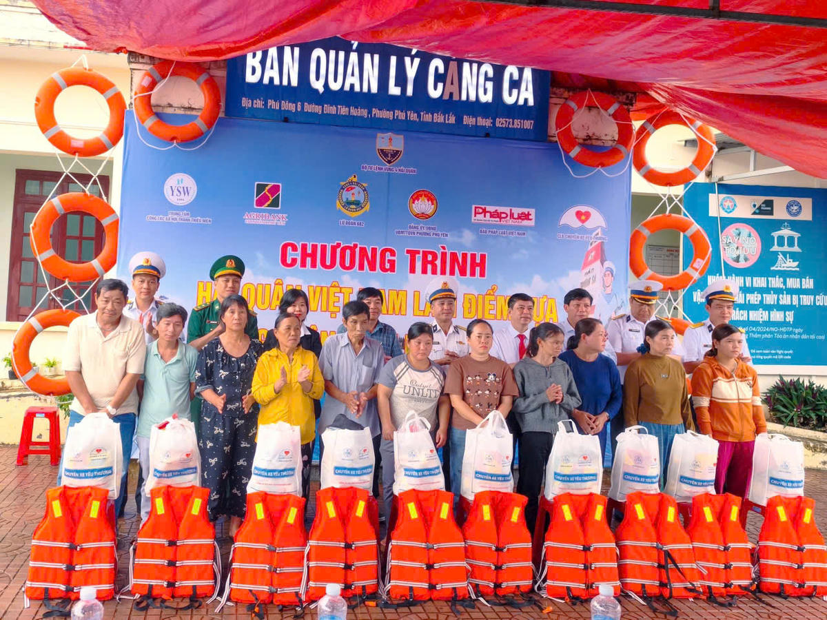 Đại diện các đơn vị trao quà tặng các gia đình ngư dân khó khăn.Ảnh: NL.