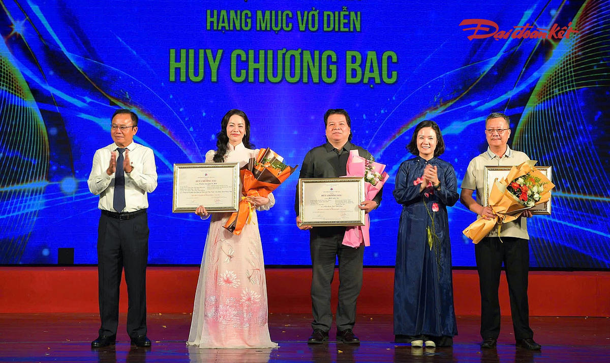 Ban tổ chức trao 3 Huy chương Bạc cho các tác phẩm. 