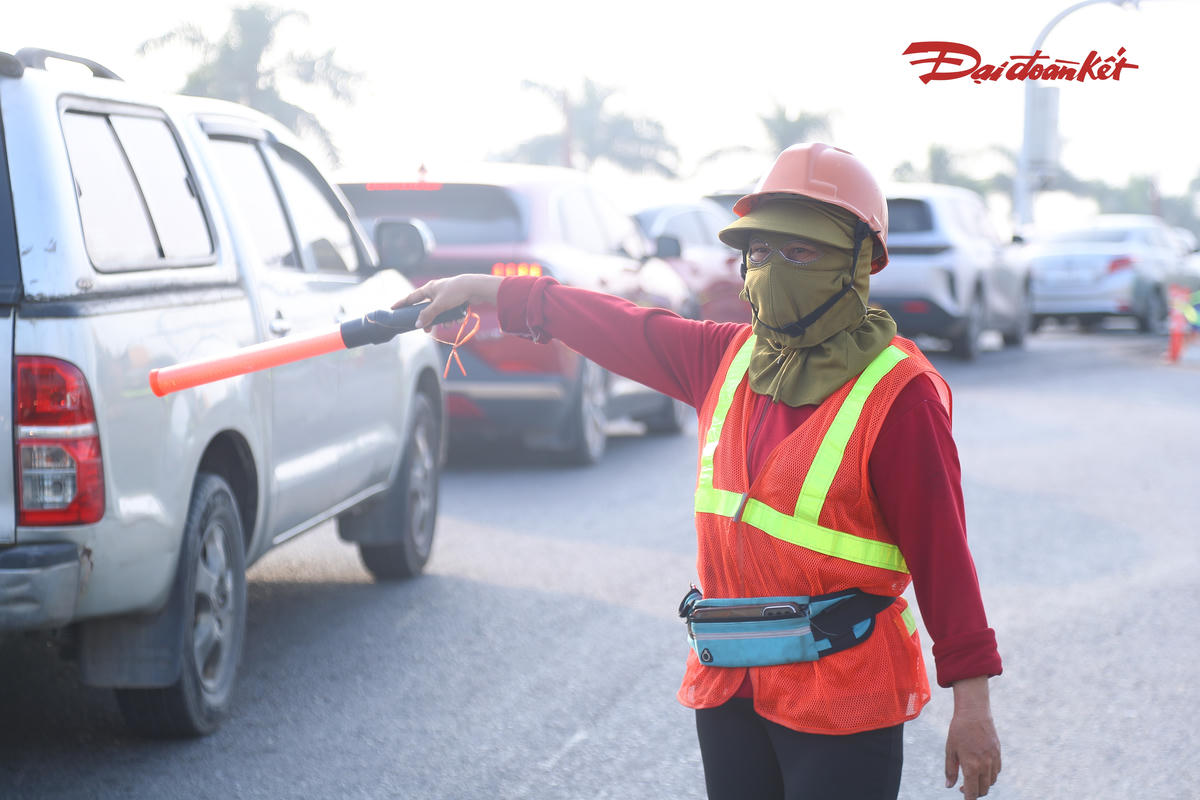 Để hạn chế ảnh hưởng đến việc đi lại, nhà thầu bố trí các chốt trực tại khu vực thi công và phân luồng từ xa, với 10 nhân sự mỗi ca, duy trì 2 ca làm việc. Các công nhân phối hợp hướng dẫn phương tiện, hỗ trợ duy trì trật tự giao thông trong thời gian triển khai công trình.