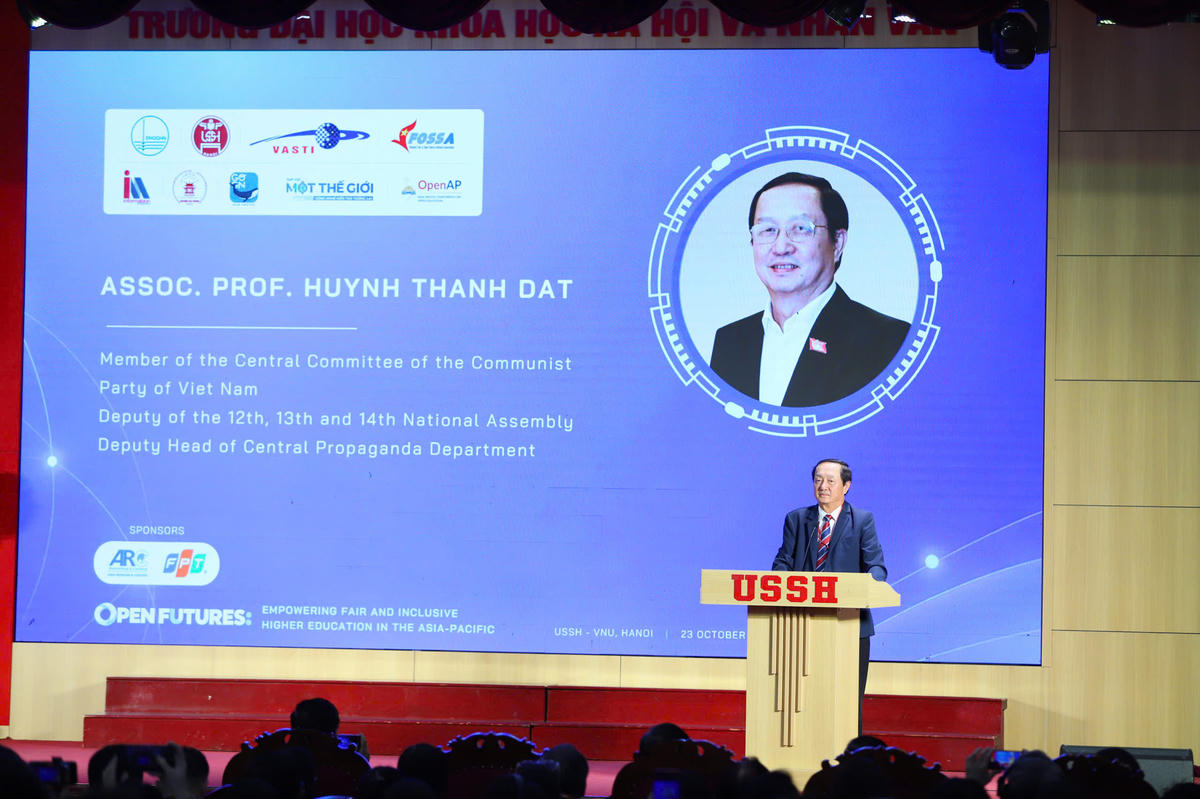 Ông Huỳnh Thành Đạt – Phó Trưởng Ban Tuyên giáo Trung ương phát biểu tại hội thảo