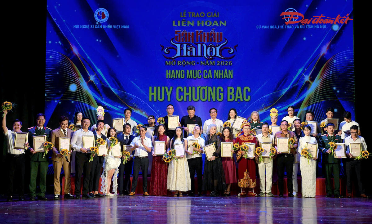 Ban Tổ chức trao 37 Huy chương Bạc cho các diễn viên hạng mục cá nhân.
