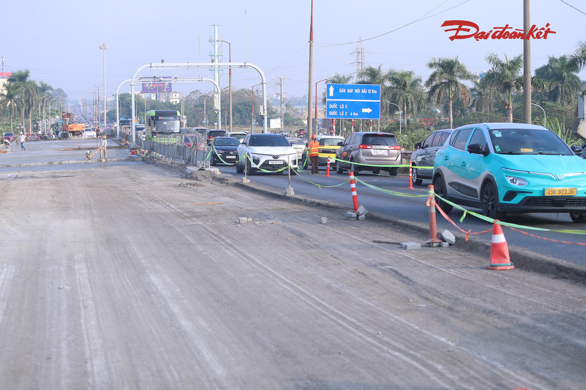 Trong thời gian chờ công trình hoàn thành, người dân được khuyến cáo chấp hành hướng dẫn của lực lượng phân luồng, chủ động điều chỉnh thời gian di chuyển để hành trình qua cầu Thăng Long thuận lợi hơn.