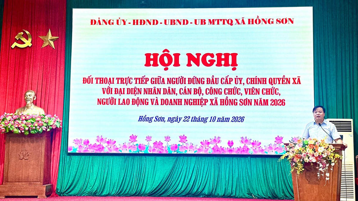 Ông Lê Chí Hòa, Bí thư Đảng ủy, Chủ tịch HĐND xã Hồng Sơn phát biểu tại hội nghị