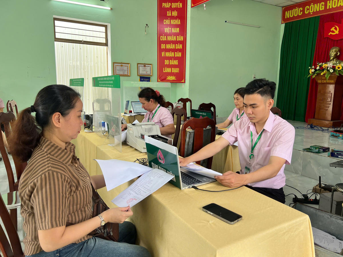 Hỗ trợ các thủ tục cho người vay vốn. Ảnh: Nguyễn Tú. 