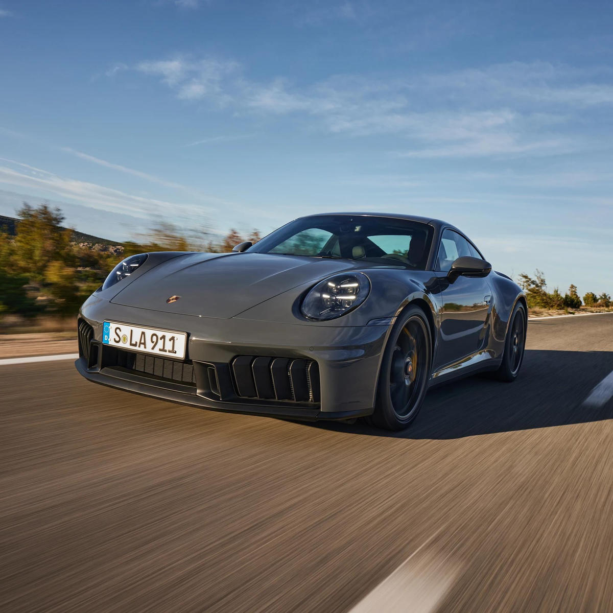 Porsche tiếp tục duy trì động cơ đốt trong trên dòng 911 biểu tượng, kết hợp công nghệ hybrid để nâng cao hiệu năng thay vì chuyển sang hệ truyền động thuần điện.