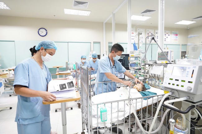Bác sĩ Bệnh viện Nhi Trung ương thăm khám cho trẻ sau ca ghép gan. Ảnh: BVCC.