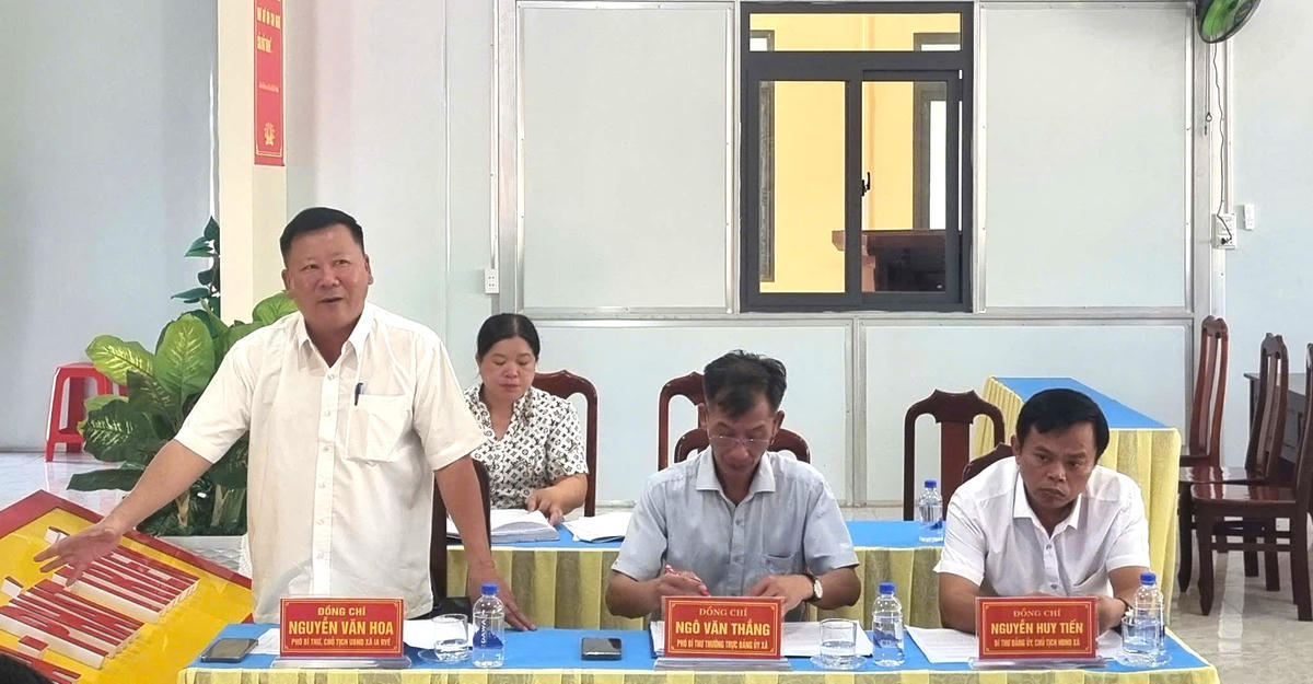 Đồng chí Nguyễn Văn Hoa, Chủ tịch UBND xã Ia Rvê phát biểu tại buổi làm việc. Ảnh:NL.