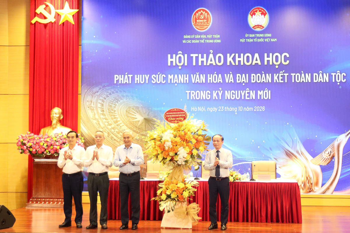 Phó Bí thư chuyên trách Đảng ủy Dân vận, Mặt trận và các đoàn thể Trung ương Phạm Tất Thắng tặng hoa chúc mừng Hội thảo.