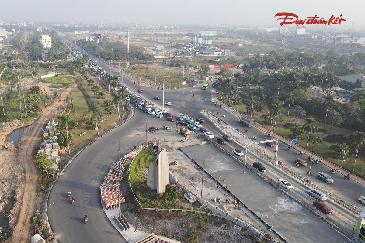 Trước đó, việc thi công trạm cân tự động tại khu vực đầu cầu phía Bắc cầu Thăng Long được triển khai từ ngày 17/9/2026. Trong quá trình thi công, Sở Xây dựng Hà Nội đã ban hành nhiều thông báo điều chỉnh tổ chức giao thông nhằm điều tiết, phân luồng phương tiện qua khu vực.