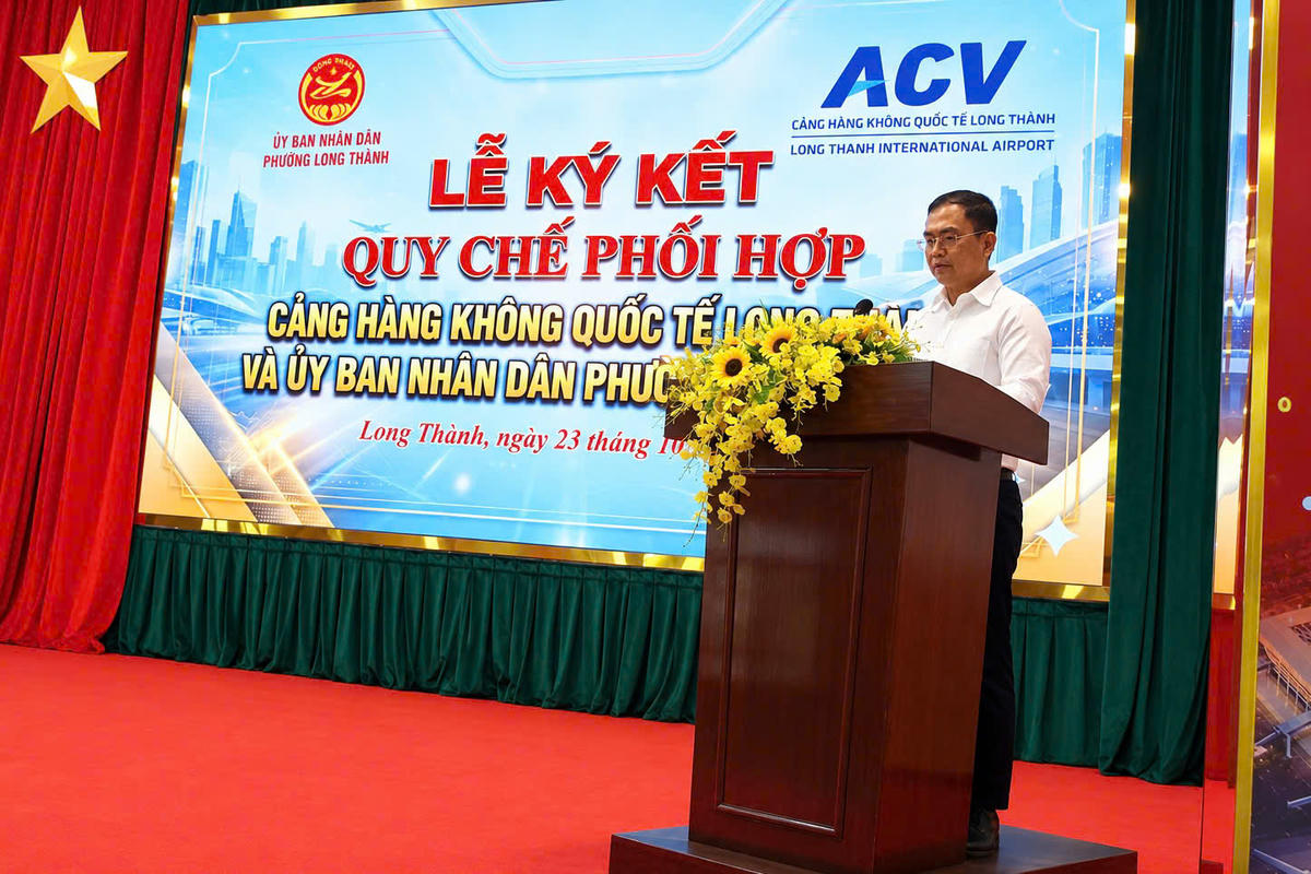 Ông Lê Hoàng Sơn - Chủ tịch UBND phường Long Thành, phát biểu tại lễ ký kết. Ảnh: A.T