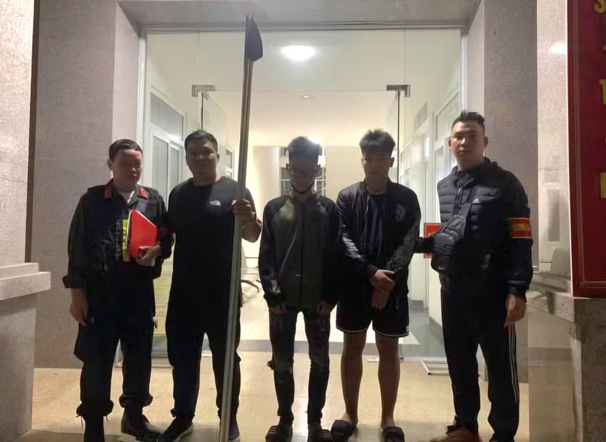 Các đối tượng mang theo hung khí đi đánh nhau bị tổ công tác 141 chặn giữ