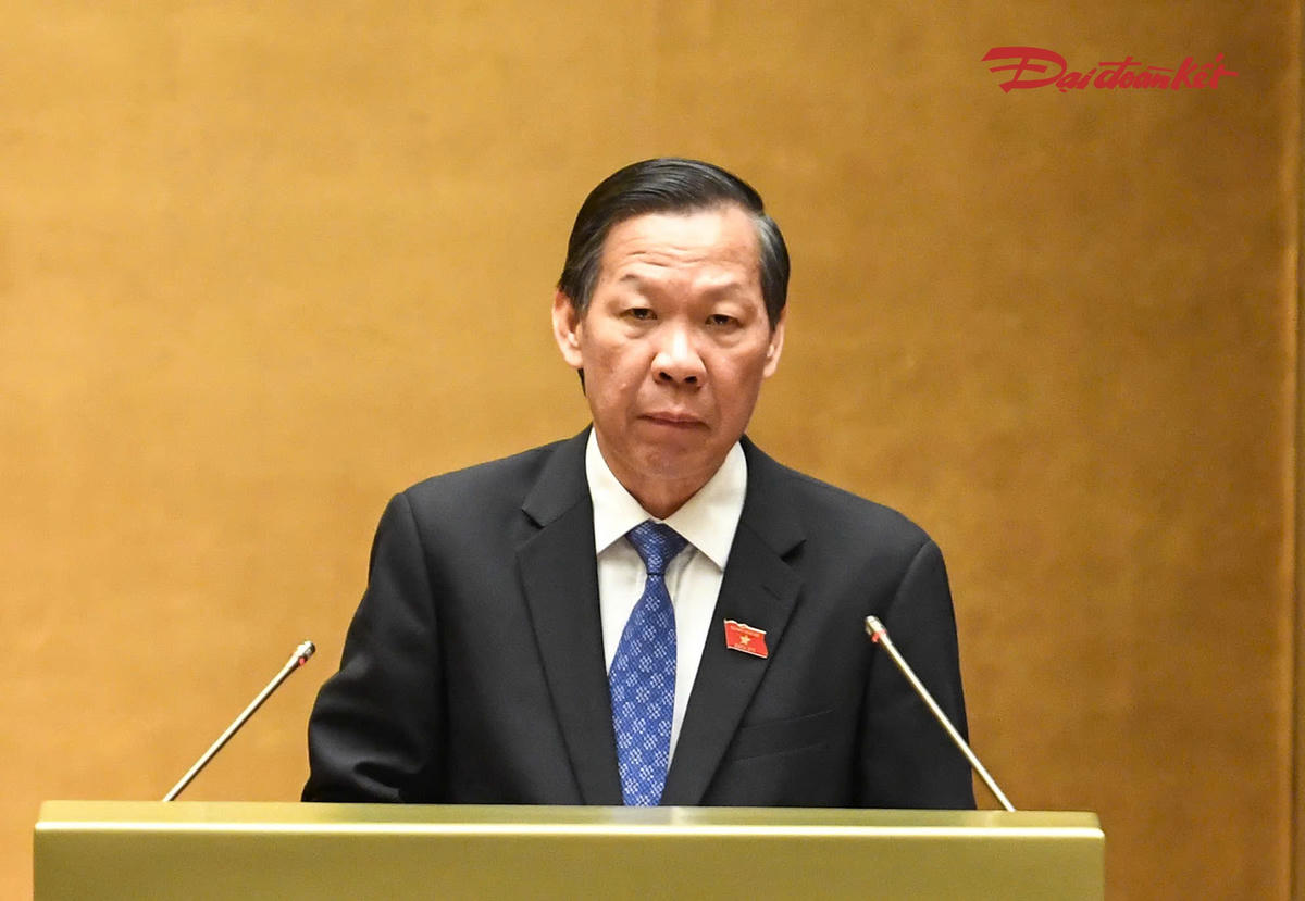 Chủ nhiệm Ủy ban Kinh tế và Tài chính Phan Văn Mãi trình bày báo cáo thẩm tra. Ảnh: Quang Vinh.
