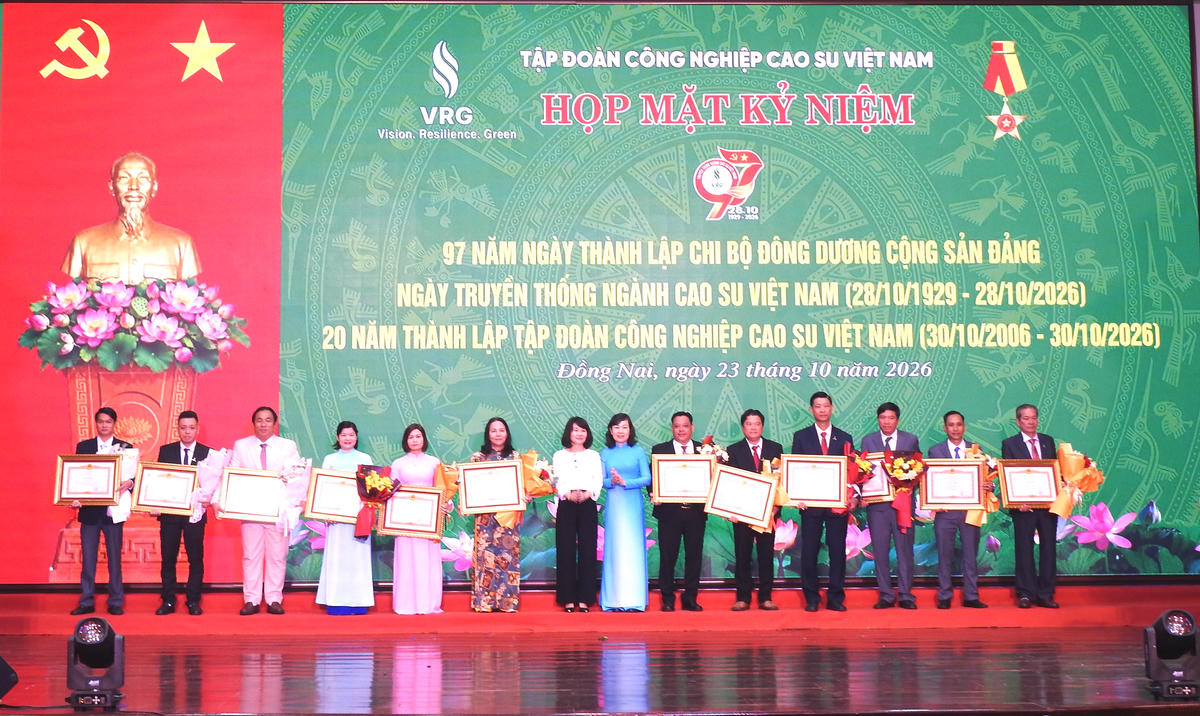 Các cá nhân vinh dự nhận Bằng khen của Thủ tướng Chính phủ. Ảnh: Đ.Xá.