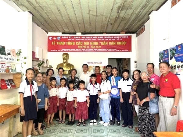 Lễ ra mắt và trao tặng các mô hình “Dân vận khéo” tại khu phố 35, phường Minh Phụng. Ảnh: MTMP.