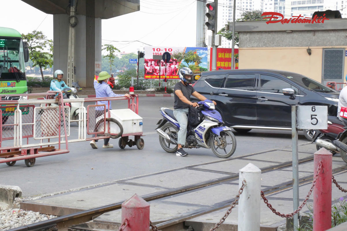 Nhiều người đi xe máy cố tình luồn lách qua đường ngang khi đèn đỏ bật.