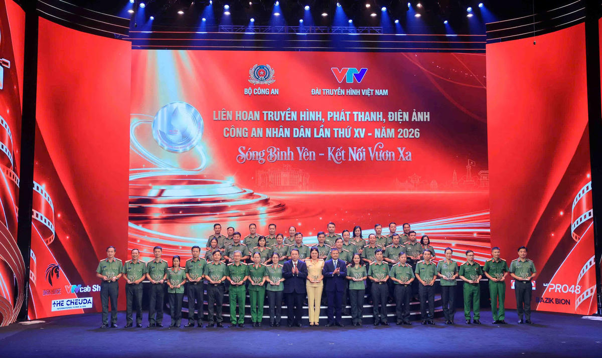 Đại diện các đơn vị tham dự Liên hoan nhận kỷ niệm chương của Ban Tổ chức. Ảnh Phạm Kiên.