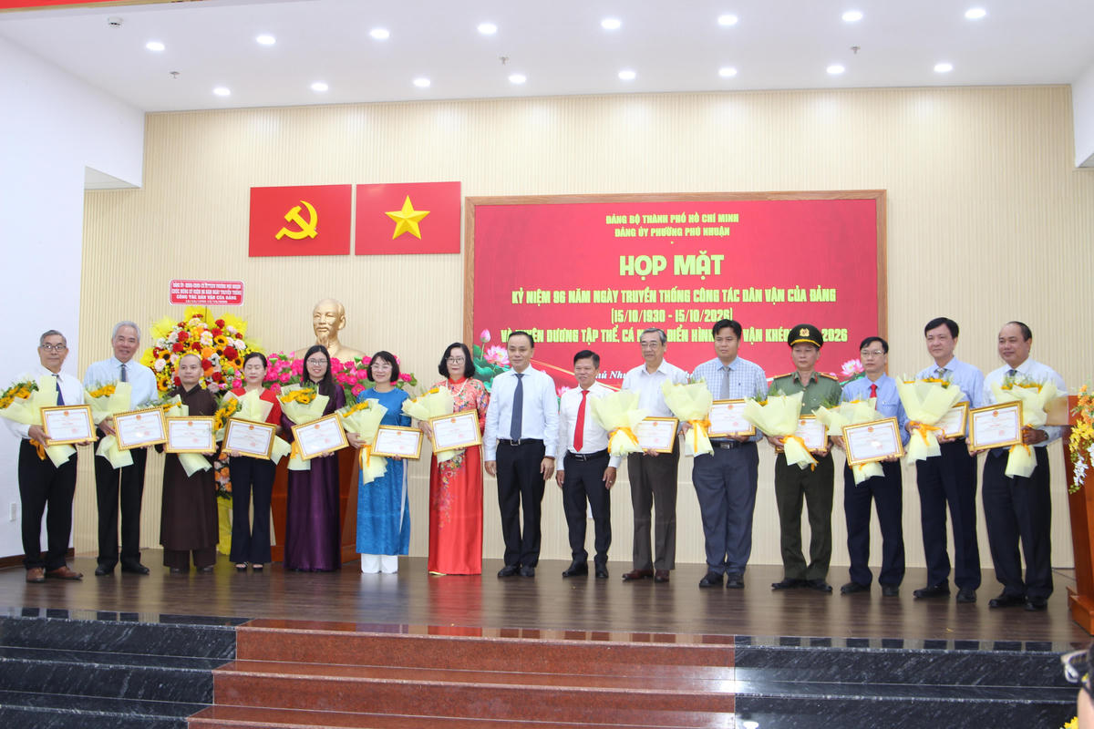 Lãnh đạo Đảng ủy và Mặt trận phường Phú Nhuận trao khen thưởng cho các tập thể có công trình “Dân vận khéo” tiêu biểu. Ảnh: QĐ
