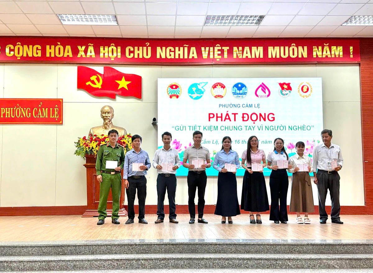 Phát động gửi tiết kiệm chung tay vì người nghèo. Ảnh: Nguyễn Tú.